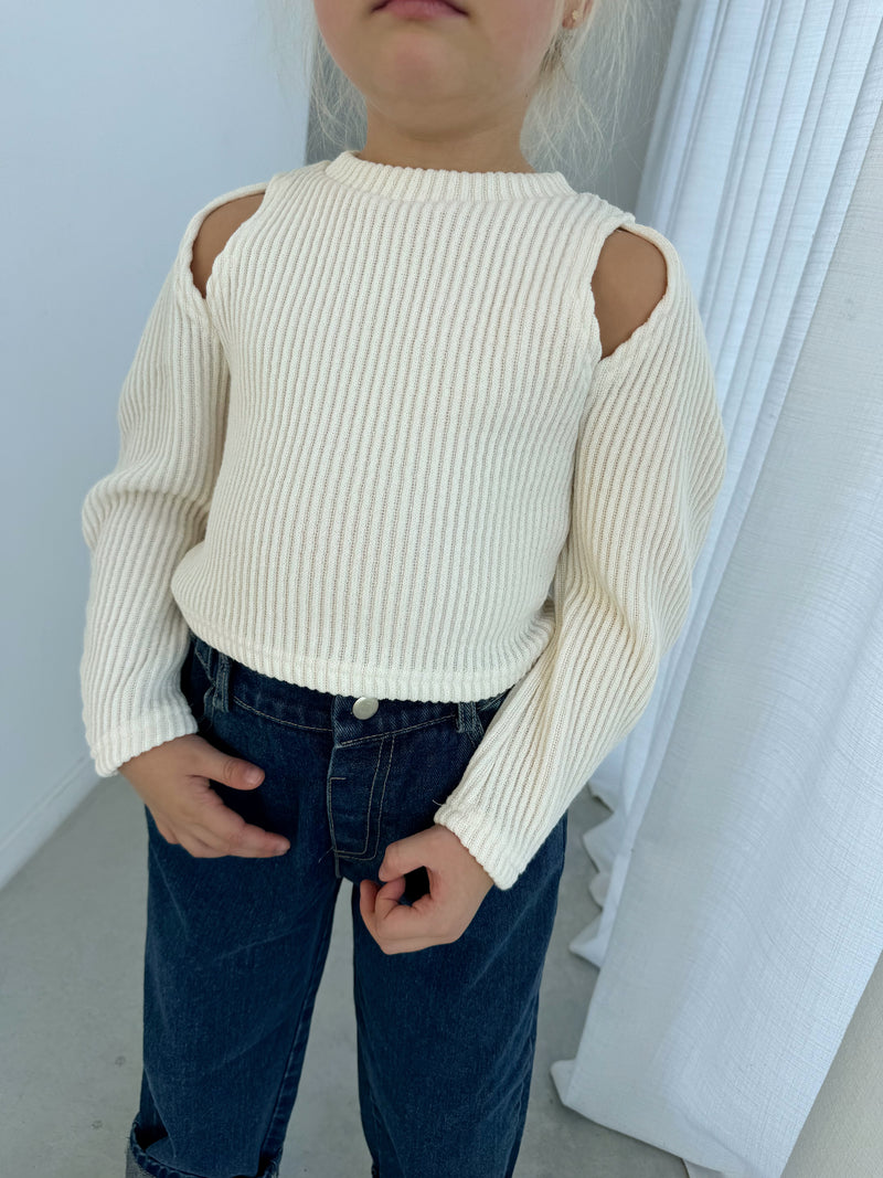 Pull knit slit